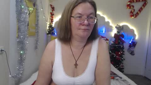 Snapshot of holymilfa chatting on 12/22/24, 11:22 holymilfa online show from 12/22/24, 11:22