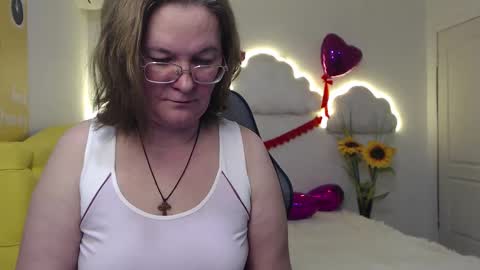 Snapshot of holymilfa chatting on 02/20/25, 10:59 holymilfa online show from 02/20/25, 10:59