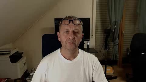 Snapshot of hondowill chatting on 10/31/25, 11:39 Bernd online show from 10/31/25, 11:39