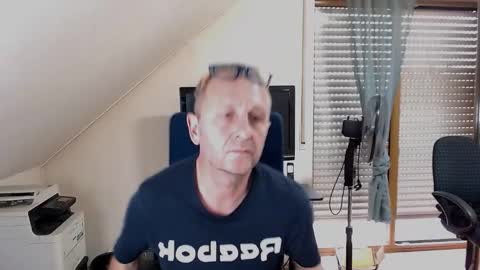 Snapshot of hondowill chatting on 11/01/25, 01:35 Bernd online show from 11/01/25, 01:35