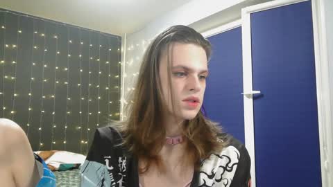 Snapshot of honelin chatting on 01/10/25, 05:13 Honelints boyblonde hair AsterMIntfemboybrown hair online show from 01/10/25, 05:13