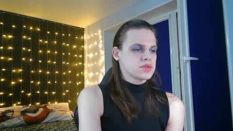 Snapshot of honelin chatting on 01/12/25, 07:10 Honelints boyblonde hair AsterMIntfemboybrown hair online show from 01/12/25, 07:10