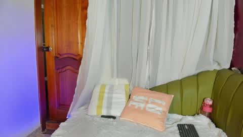 Snapshot of honey__monroe chatting on 04/27/26, 12:30 honey monroe online show from 04/27/26, 12:30