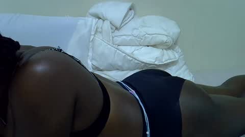 Snapshot of honey_dripe chatting on 04/18/26, 06:01 flozzy online show from 04/18/26, 06:01