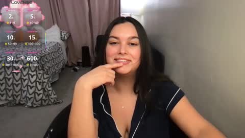 Snapshot of honey_tia chatting on 10/21/25, 02:01 Tia online show from 10/21/25, 02:01