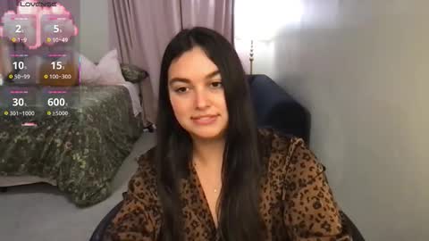 Snapshot of honey_tia chatting on 10/23/25, 02:22 Tia online show from 10/23/25, 02:22