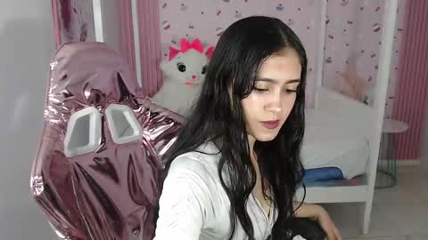 Snapshot of honey_torres_sub chatting on 12/19/24, 01:29 HONEY online show from 12/19/24, 01:29