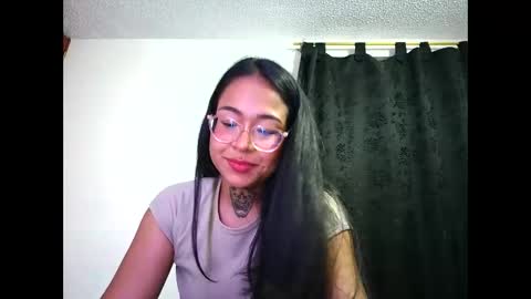 Snapshot of honeyblue1233 chatting on 03/15/26, 12:05 honeyblue1233 online show from 03/15/26, 12:05