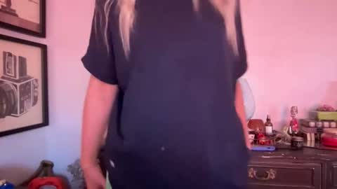 honeybun_z online show from 11/16/25, 04:56