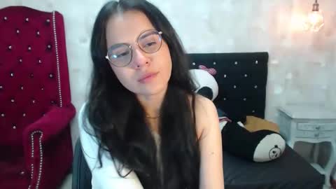 Snapshot of honeybuu_ chatting on 05/02/26, 02:55 Emily online show from 05/02/26, 02:55