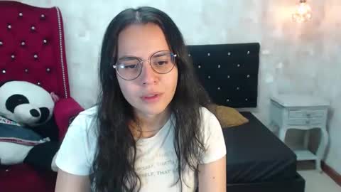 Snapshot of honeybuu_ chatting on 05/07/26, 03:28 Emily online show from 05/07/26, 03:28