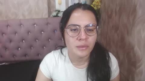 Snapshot of honeybuu_ chatting on 05/26/26, 02:57 Emily online show from 05/26/26, 02:57