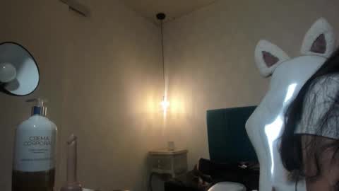 Snapshot of honeybuu_ chatting on 05/30/26, 04:09 Emily online show from 05/30/26, 04:09
