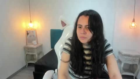 Snapshot of honeybuu_ chatting on 06/03/26, 02:33 Emily online show from 06/03/26, 02:33