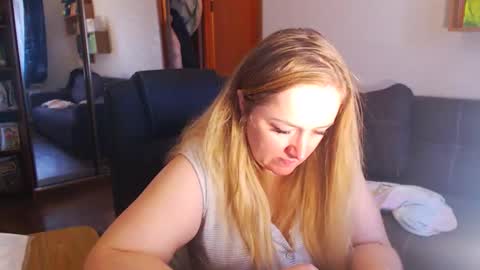 Snapshot of honeydewmolly chatting on 12/03/25, 12:36 HoneydewMolly online show from 12/03/25, 12:36
