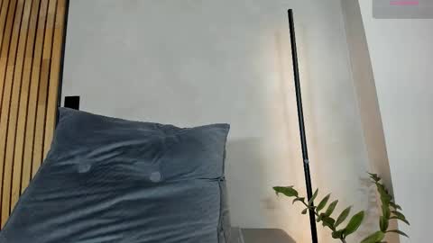 Sofia independent model online show from 12/15/25, 11:47