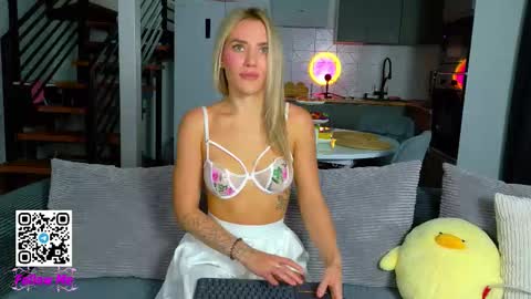 Snapshot of honeyjohansson_ chatting on 09/14/25, 03:00 Alina online show from 09/14/25, 03:00