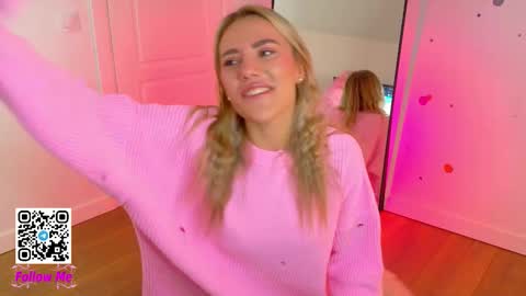 Snapshot of honeyjohansson_ chatting on 09/22/25, 03:36 Alina online show from 09/22/25, 03:36