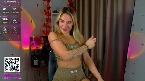 Snapshot of honeyjohansson_ chatting on 10/15/25, 03:56 Alina online show from 10/15/25, 03:56