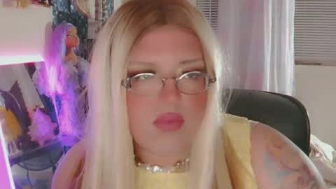 Snapshot of honeylavender777 chatting on 06/06/26, 06:51 honeylavender777 online show from 06/06/26, 06:51