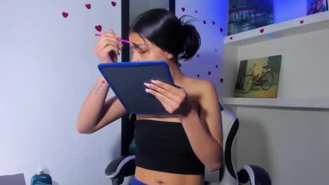 Snapshot of honeyluxe_ chatting on 05/21/26, 12:01 HONEY LUXE online show from 05/21/26, 12:01