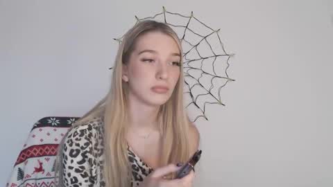 honeyveil online show from 10/31/25, 01:34