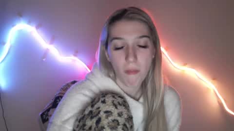 honeyveil online show from 04/28/26, 07:52