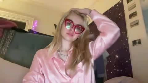 Snapshot of honeyxlimbed chatting on 02/08/25, 06:54 Emi Rose online show from 02/08/25, 06:54