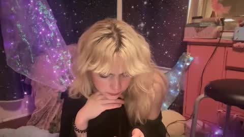 Snapshot of honeyxlimbed chatting on 03/11/25, 06:10 Emi Rose online show from 03/11/25, 06:10