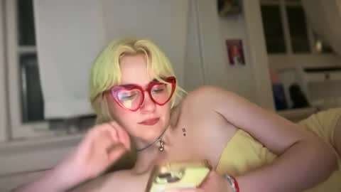 Snapshot of honeyxlimbed chatting on 09/27/25, 05:23 Emi Rose online show from 09/27/25, 05:23