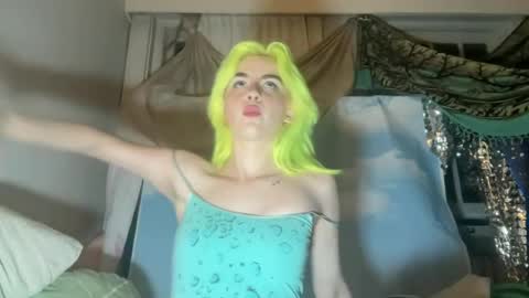 Snapshot of honeyxlimbed chatting on 06/12/26, 04:00 Emi Rose online show from 06/12/26, 04:00