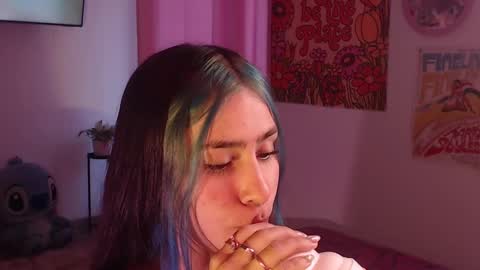 Snapshot of honeyypeaach chatting on 12/11/24, 10:27    online show from 12/11/24, 10:27