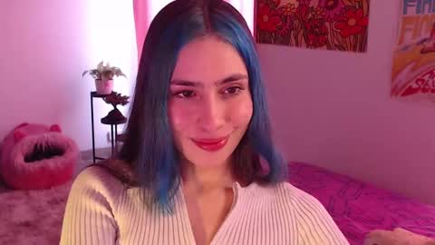 Snapshot of honeyypeaach chatting on 12/18/24, 08:25    online show from 12/18/24, 08:25