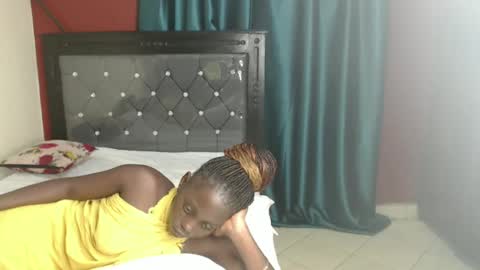 Snapshot of hornybella4 chatting on 01/10/25, 12:59 Bella online show from 01/10/25, 12:59