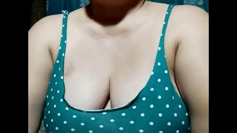 Snapshot of hot_boobs21 chatting on 02/17/25, 11:55 hot_boobs21 online show from 02/17/25, 11:55