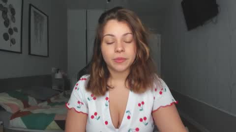 Snapshot of hot_chill__ chatting on 02/21/25, 11:44 LiluCaroline online show from 02/21/25, 11:44