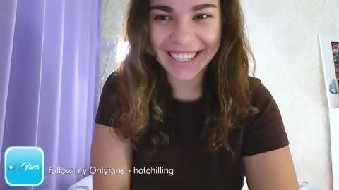 Snapshot of hot_chill__ chatting on 10/22/25, 09:36 LiluCaroline online show from 10/22/25, 09:36