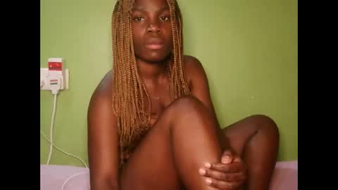 Snapshot of hot_latifah chatting on 10/19/25, 10:10 hot_latifah online show from 10/19/25, 10:10