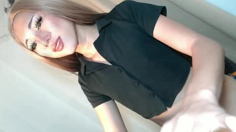 hot_little_angel18 online show from 06/28/26, 03:23