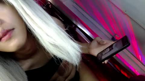 hot_moma69 online show from 04/14/26, 11:00