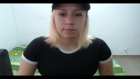 Snapshot of hot_mommymia chatting on 02/09/25, 01:25 Mia online show from 02/09/25, 01:25