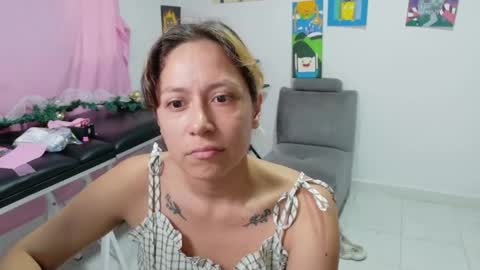 Snapshot of hot_mommymia chatting on 12/02/25, 07:09 Mia online show from 12/02/25, 07:09