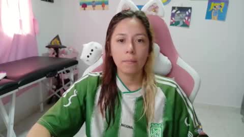 Snapshot of hot_mommymia chatting on 12/15/25, 04:00 Mia online show from 12/15/25, 04:00