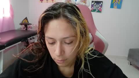 Snapshot of hot_mommymia chatting on 12/16/25, 04:45 Mia online show from 12/16/25, 04:45