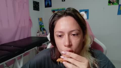 Snapshot of hot_mommymia chatting on 01/15/26, 01:26 Mia online show from 01/15/26, 01:26