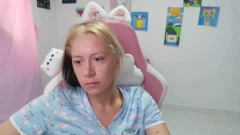 Snapshot of hot_mommymia chatting on 02/12/26, 02:01 Mia online show from 02/12/26, 02:01