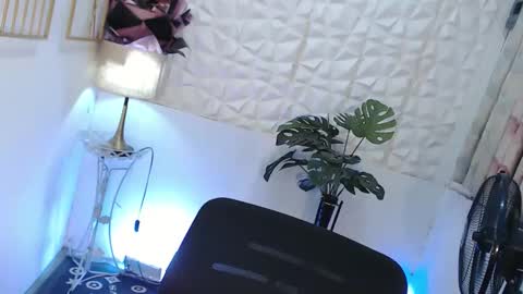 hot_petit69 online show from 11/14/25, 06:17