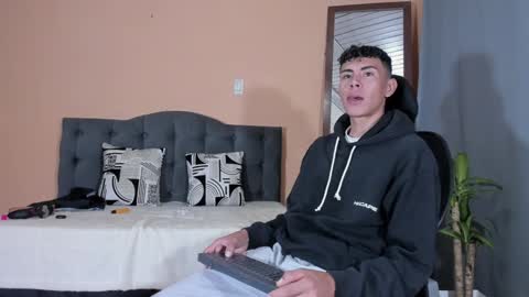 hot_twinks83 online show from 02/05/25, 11:23