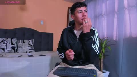 hot_twinks83 online show from 03/02/25, 12:54