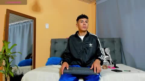 hot_twinks83 online show from 03/06/25, 10:30